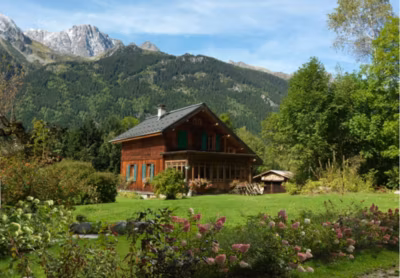 Papier peint panoramique 250 cm X 270 cm, Chalet de montagne au printemps – Photo décorative