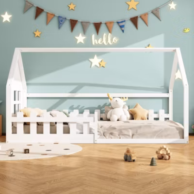 Lit 90×200 cm en forme de maison avec cadre en pin et panneaux MDF, finition blanche, design enfant chaleureux
