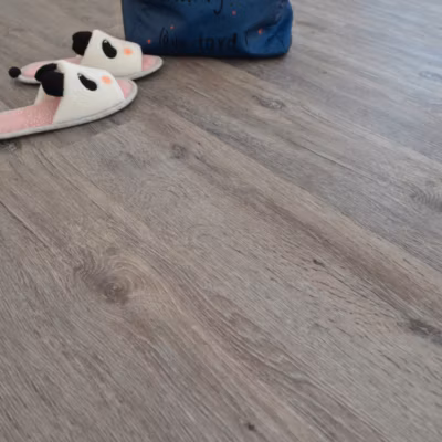 Lame sol vinyle rigide Performance – Clic 5G – Parquet Chêne Gris Brossé – Paquet de 1,76 m²