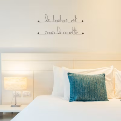 Le bonheur est sous la couette – Sculpture fil de fer 50-60 cm – Bijoux de mur