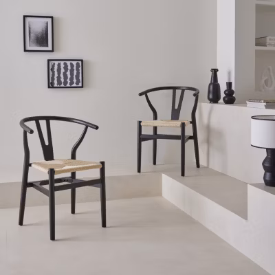 Lot de deux chaises vintage noires en bois d&rsquo;hévéa avec assise en cordes et dossier arrondi