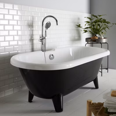 Baignoire îlot rétro charly noire et blanche avec pieds moderne conique noir
